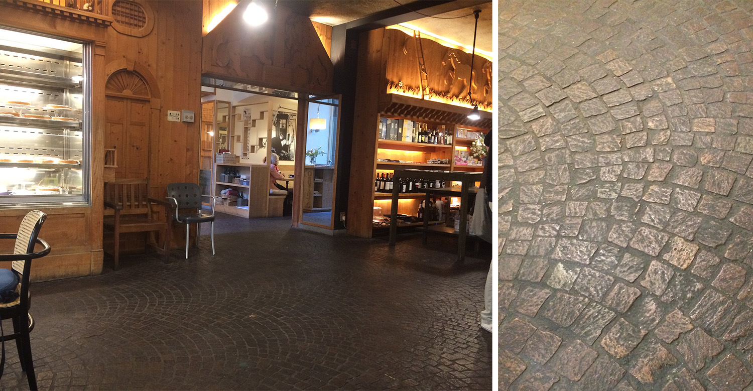 Foto: Op vakantie in Italië kwam ik in een van de typische bars een wel heel originele vloer tegen. Deze koffiebar gaf me zelfs binnen -oef airconditioning- het gevoel buiten te zijn met zijn patiomeubilair en stoepklinkers als vloer.